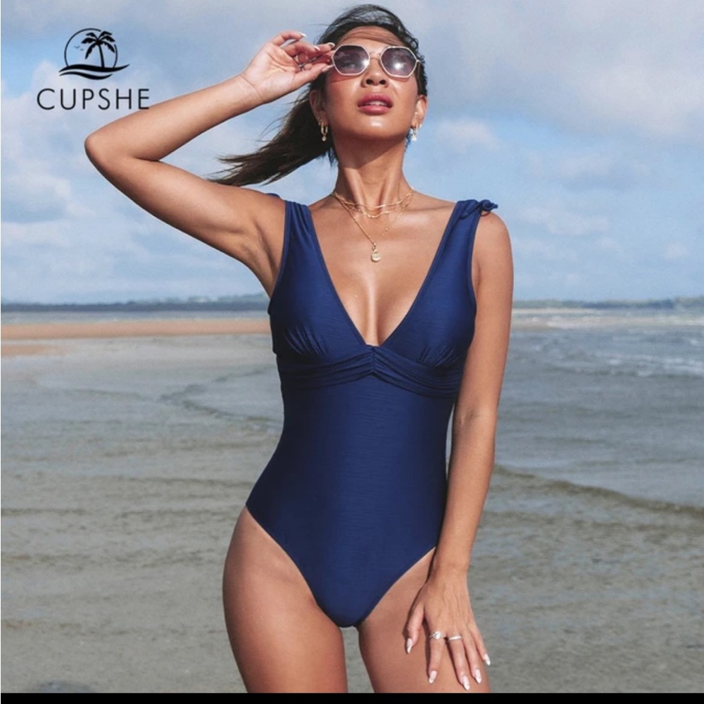 Cupshe Vneck one piece